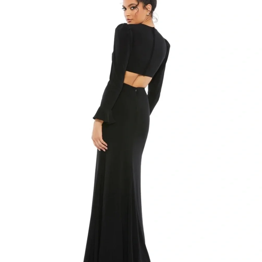 Mac Duggal description leena